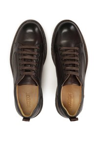 Pantofi din piele maro cu finisaj neted, vârful rotund, șase ochiuri pentru șireturi și panouri laterale texturate. Prezintă o buclă la călcâi.