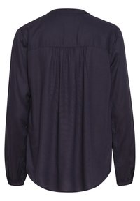 Blouse bleu marine à manches longues avec un col rond, des plis à l'arrière et des poignets boutonnés, présentant une texture de tissu lisse et léger.