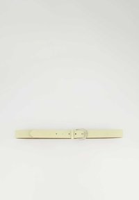 Heller gelber Ledergürtel mit einer runden silbernen Schnalle, flaches Design, mehrere Löcher zur Anpassung und glatte Oberfläche.