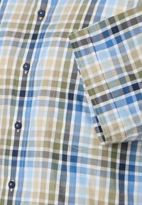 Korte mouwen geruiten overhemd in blauw, groen en beige. Voorzien van knoopsluiting en een zak, met een textiel katoen en contrasterende stiksels.