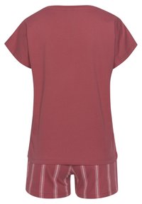 Baumwollhemd in gedämpftem Rot mit kurzen Ärmeln und rundem Ausschnitt, kombiniert mit gestreiften Shorts in passenden Farbtönen. Glatte Textur auf der gesamten Oberfläche.