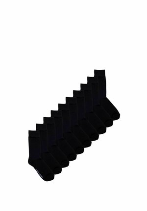 Zehn Paare schwarze Kurzschaftsocken, diagonal auf einem weißen Hintergrund angeordnet.