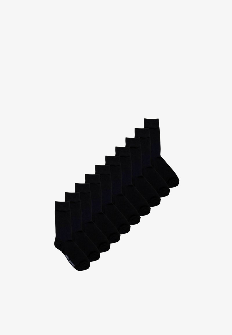 Dix paires de chaussettes noires montant jusqu'à la cheville disposées en ligne diagonale sur un fond blanc.