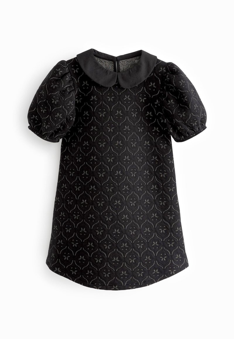 Robe noire à manches courtes bouffantes et col arrondi. Présente un motif floral texturé et une fermeture au dos avec un trou en forme de clé. Fini en tissu lisse.