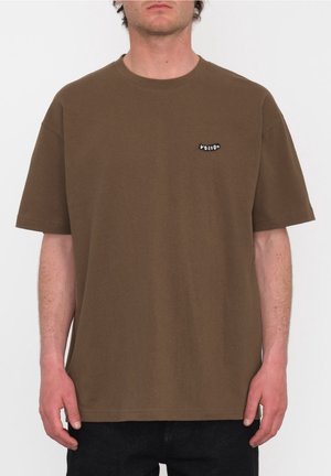 Brązowa bawełniana koszulka z krótkimi rękawami, okrągłym dekoltem i małym czarno-białym logo na lewej piersi. Prosty, luźny krój.