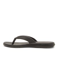 Sandale noire en tongs en caoutchouc, avec une sangle supérieure texturée dotée de rainures horizontales et une semelle plate et rembourrée.