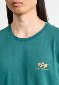 Alpha Industries SMALL LOGO - Tricou basic - force green