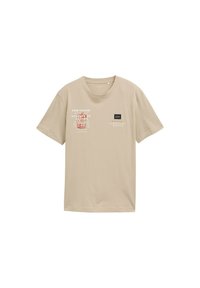 Camiseta de algodón color beige con mangas cortas, cuello redondo, con gráficos impresos y un acento de etiqueta. Diseño casual, textura suave.