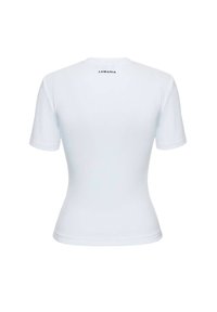 Biała koszulka z krótkim rękawem o dopasowanym kroju. Charakteryzuje się gładką fakturą i małą metką "LAMANIA" z tyłu szyi.