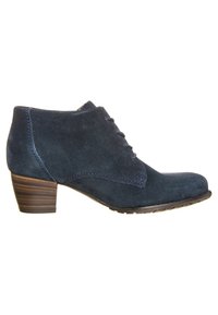 Botas ankle de ante azul marino con punta redondeada, diseño de cordones y tacón de madera apilada. Presentan detalles de costura visibles.