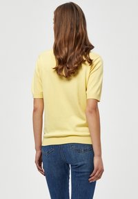 PEPPERCORN PCTANA - Pamata T-krekls - pale yellow