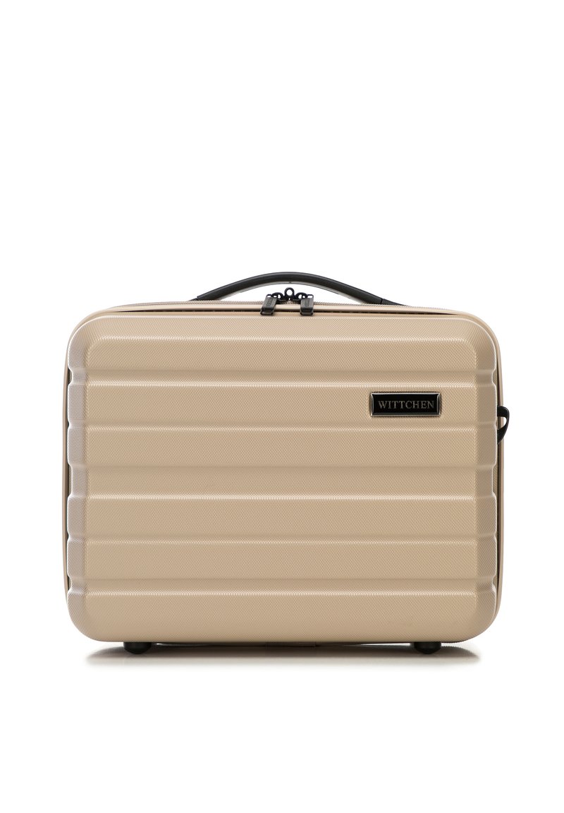 Valigia rigida di colore beige con texture a righe, dettagli neri e maniglia superiore. Presenta doppie cerniere e una placca con il marchio sul fronte.