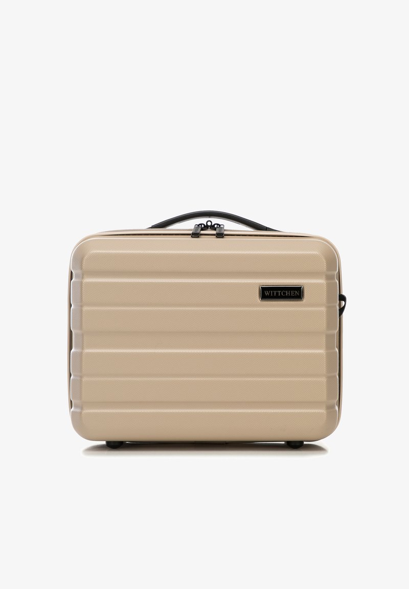 Hartschalenkoffer in Beige mit gerippter Textur, schwarzen Akzenten und einem oberen Griff. Verfügt über doppelte Reißverschlüsse und ein Markenemblem auf der Vorderseite.