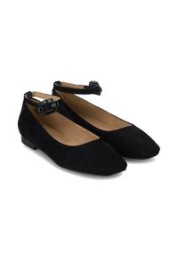 Bailarinas de ante negro con punta afilada, correa al tobillo con una hebilla decorativa y un tacón bajo para mayor estabilidad. Forro interior suave.