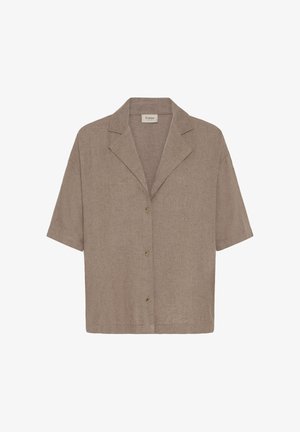 Rövid ujjú, világosbarna lenvászon ing gallérral és három gombbal az elején, fehér háttéren bemutatva.