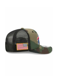 Camouflage Basecap mit schwarzem Mesh-Rücken, versehen mit einem US-Flaggen-Patch und rot-blauen Akzenten auf der Vorderseite. Gebogener Schirm, standardmäßige Passform.