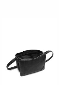 Crna kožna torbica s patentnim zatvaračem, s glatkom teksturom i kratkom ručkom s uvijenim detaljem. Unutrašnjost ima više pregrada.