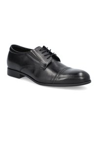 Czarne skórzane buty do garnituru o gładkim wykończeniu, z noskiem typu cap toe, sznurówką z przodu oraz smukłą, niskoprofilową podeszwą.