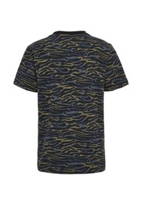 Koszulka z krótkim rękawem z niebieskim i oliwkowym wzorem w paski tygrysa, wykonana z miękkiego materiału z klasycznym dekoltem w kształcie okręgu.