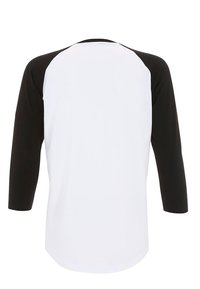 Weißes Baseballshirt mit schwarzen Raglanärmeln. Verfügt über einen abgerundeten Saum und eine weiche Stofftextur, geeignet für legere Kleidung.