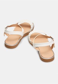 Bata Sandaalit nilkkaremmillä - bianco