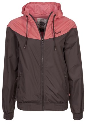 Zweifarbige Damen-Windjacke mit pinker Kapuze und Oberteil, braunem Körper und Ärmeln, vorderem Reißverschluss und seitlichen Reißverschlusstaschen.