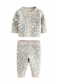 Pletený set s leopardím vzorem, který obsahuje béžový cardigan s knoflíky a odpovídající kalhoty. Měkká textura s žebrovanými manžetami a pasem.