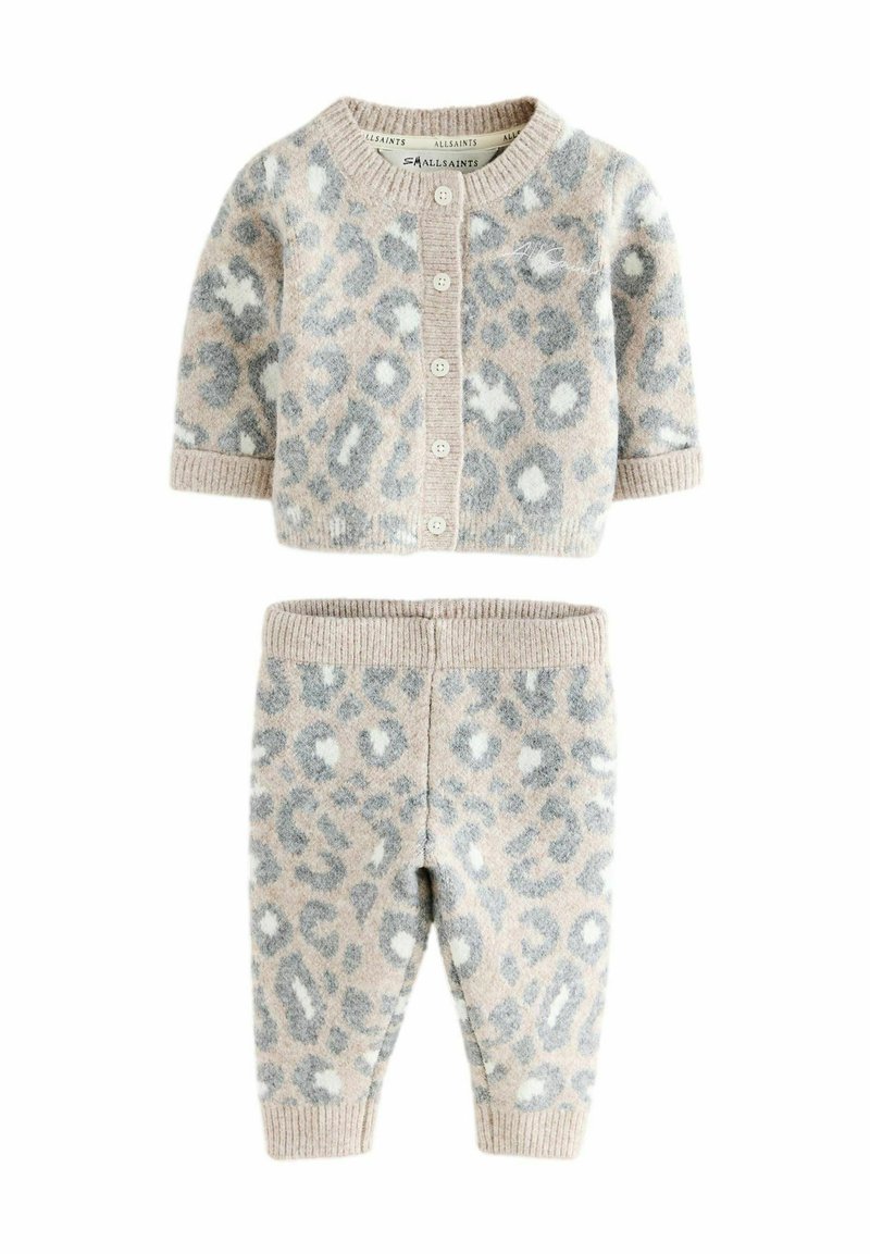 Pletený set s leopardím vzorem, který obsahuje béžový cardigan s knoflíky a odpovídající kalhoty. Měkká textura s žebrovanými manžetami a pasem.