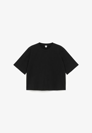 Sort kortærmet t-shirt med rund halsudskæring, fremstillet af blødt bomuld. Har en lige pasform og minimalistisk design, uden mønstre eller accenter.