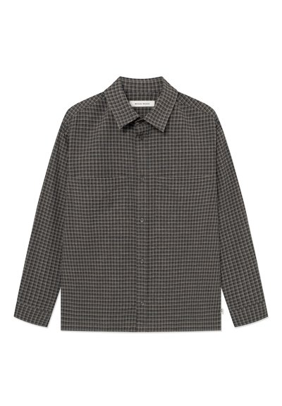 Tamna karirana košulja s dugim rukavima, zakopčava se na gumbe sprijeda i ima klasični ovratnik. Izrađena od teksturiranog platna s uzorkom mreže u neutralnim tonovima.