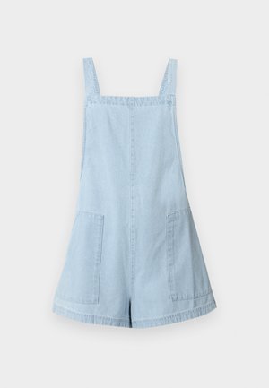 Pantalones cortos de tirantes de mezclilla azul claro con tirantes anchos, dos bolsillos delanteros y un corte relajado. El material parece suave con una textura sutil.