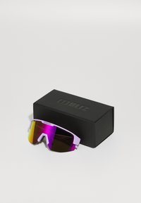 Lunettes de sport avec une monture violette, des verres dégradés rose à jaune miroir et un design rectangulaire, emballées dans une boîte noire.