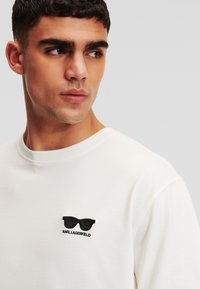 KARL LAGERFELD RELAXED SUNGLASSES - Pamata T-krekls - pristine
