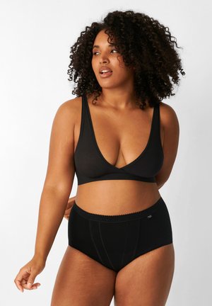 Bralette nera con scollatura a V profonda, spalline regolabili, abbinata a mutandine nere a vita alta con bordi ondulati e dettagli a pannello.