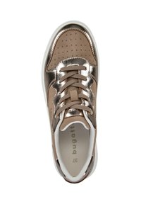Braune Sneaker mit metallischen Akzenten, perforiertem Obermaterial, Schnürung, gepolstertem Kragen und weißer Sohle. Innen befinden sich Markenname und Größe.