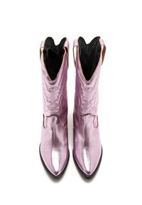 Stivali da cowboy metallici rosa con punta affusolata, superficie testurizzata, fodera interna nera e linguette di presa superiori. Cuciture decorative sui lati.