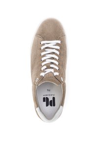 Beige suède sneakers met witte veters, ronde neus en witte rubberen zool. Aan de binnenkant beschikt het over een gevoerde inlegzool met bedrukte logo.