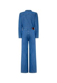 Jeans kombinezon v modri barvi z dolgimi rokavi, širokimi hlačami in pasom v pasu. Ima dodatke s šivi in ovratnik.