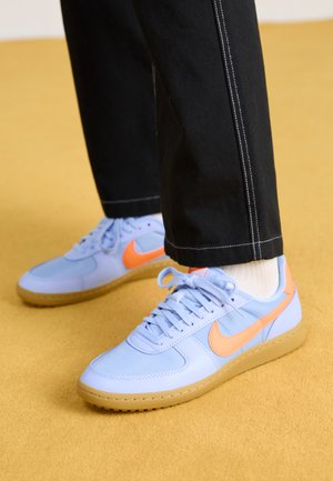 FIELD GENERAL 82 SP - Sneakers laag - aluminum/total orange/light brown