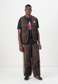 adidas Originals GRAPHIC UNISEX - Tracksuit bottoms - bronze strata