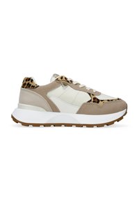 Zapatillas beige e ivorio con acentos de estampado de leopardo, materiales de ante y cuero, parte superior texturizada y una suela gruesa blanca.