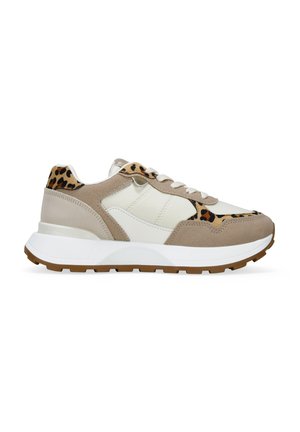 Zapatillas beige e ivorio con acentos de estampado de leopardo, materiales de ante y cuero, parte superior texturizada y una suela gruesa blanca.