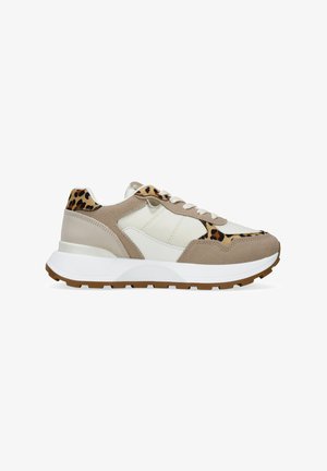 Zapatillas beige e ivorio con acentos de estampado de leopardo, materiales de ante y cuero, parte superior texturizada y una suela gruesa blanca.