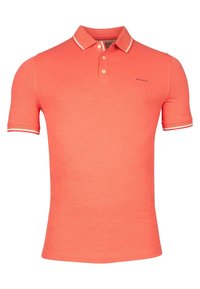 Koraalkleurig polo shirt met korte mouwen, gemaakt van zachte katoen. Heeft een klassieke kraag, een sluiting met twee knopen en gestreepte accenten op de mouwen.