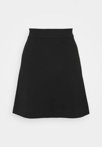 Jupe noire évasée en tissu doux. Caractérisée par une taille large et un design simple sans motifs visibles ni détails matériels.