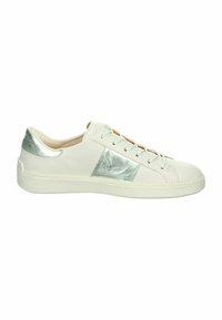 Weiße Ledersneaker mit silbernen Akzenten, flacher Gummisohle und Schnürdesign. Beinhaltet eine metallische Platte an der Seite für zusätzliche Details.