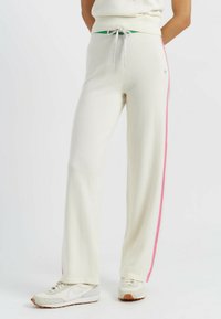 Weiße Strick-Sweatpants mit rosa und hellblauen Seitenstreifen, ausgestattet mit einem verstellbaren Kordelzugbund und einer schlanken, geraden Passform.