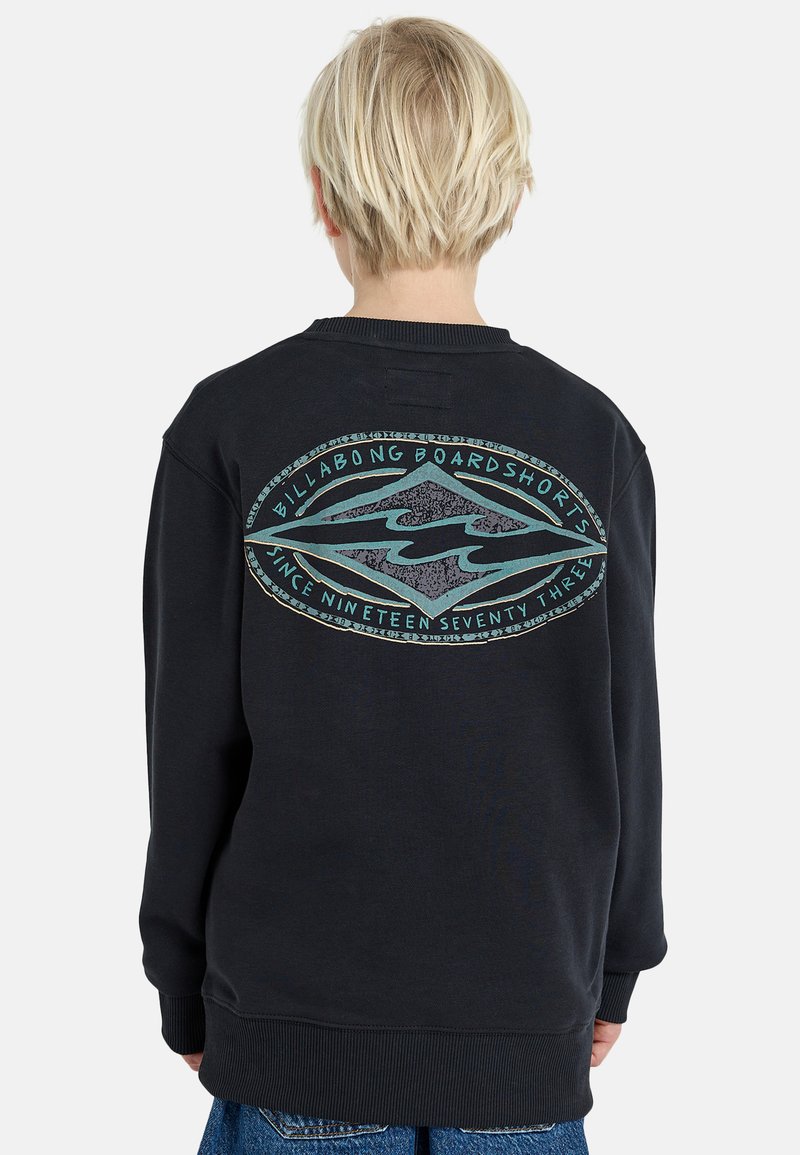 Svart hettegenser med ribbestrikkede mansjetter og nederkant, med et stort grafisk trykk i turkis og grått på baksiden med teksten "Billabong Boardshorts".