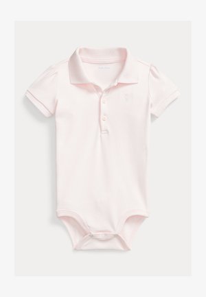 Šviesiai rožinė polo bodysuit iš medvilnės. Turi apykaklę, trumpas rankoves, tris mygtukus priekyje ir mažą siuvinėtą logotipą ant krūtinės.