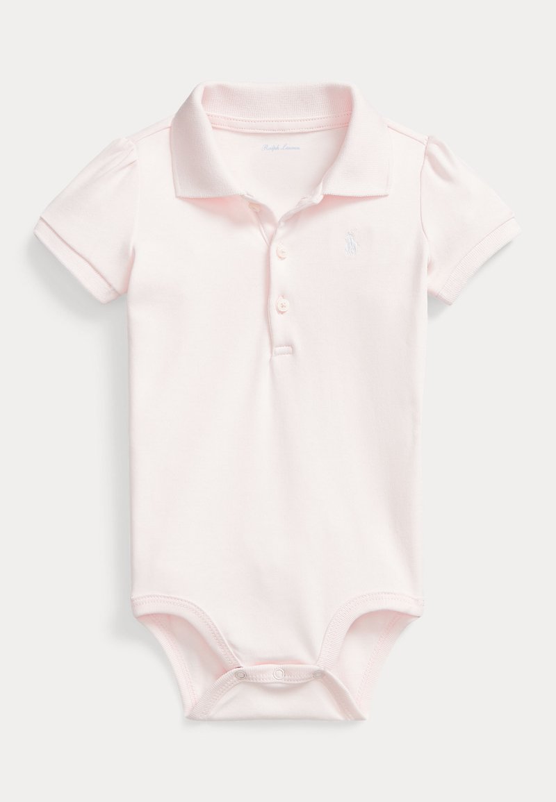 Šviesiai rožinė polo bodysuit iš medvilnės. Turi apykaklę, trumpas rankoves, tris mygtukus priekyje ir mažą siuvinėtą logotipą ant krūtinės.